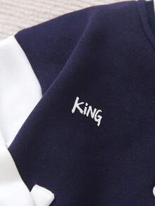 SHEIN Playful Pals 男婴棒球夹克裤套装（2件套），海军蓝针织纹理保暖内衬开襟棒球领插肩袖夹克，印有国王图案并绣有字母K，搭配白色针织条纹弹力腰休闲裤，适合假日、圣诞节等场合，是男婴必备的棒球运动服套装，包括男婴棒球夹克套装、男婴棒球服和男婴棒球夹克套装。