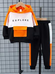 Bộ 2 áo hoodie kẻ sọc túi chữ dễ thương và cá tính cho bé trai, phù hợp mặc hàng ngày, đi học, đi chơi, chơi thể thao, mùa xuân và mùa thu. Cung cấp nhiều lựa chọn phù hợp cho bé trai, tăng thêm sự đa dạng trong cách kết hợp trang phục. Thiết kế tổng thể đơn giản và phóng khoáng, thoải mái và thời trang khi mặc. Bộ hoodie này sẽ mang đến cho bé trai cảm giác thoải mái và thể hiện phong cách giản dị, sang trọng. Bộ đồ trẻ em này sẽ trở thành một lựa chọn thiết thực và phong cách trong tủ đồ của bé trai. - Nhiều màu - Xem 1