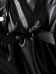 SHEIN Playful Pals 女婴领口泡泡袖二合一A字裙。经典A字廓形，适合各种体型的宝宝。独特的领口设计增添一丝正式感，巧妙的泡泡袖设计则甜美俏皮。二合一设计营造视觉深度。无论是外出还是休闲居家，这款连衣裙都能展现宝宝活泼可爱的天性。 - 黑色 - 查看 6