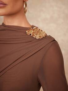 Lumalex 春夏不对称金属装饰网纱柔软飘逸褶皱腰部修身长袖连衣裙,女士垂坠长裙,棕色优雅连衣裙,长袖优雅连衣裙,棕色婚礼宾客礼服,奢华舞会聚会派对宴会,低调奢华闪耀的假日派对狂欢节郊游度假热门户外丰富层次婚礼季宴会派对新年派对造型晚宴晚会秋季派对礼服 - 咖啡棕 - 查看 4