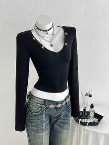 SHEIN Unity 黑色深 V 朋克复古金属环装饰修身长袖 T 恤女式秋冬简约百搭派对性感复古 Y2K 日常穿着 - 黑色 - 查看 4