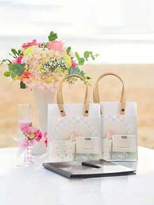 10 piezas Bolsas de regalo transparentes con asas, bolsas de plástico reutilizables con asas de paja marrón, bolsas de regalo traslúcidas con escarcha para el Día de San Valentín, bodas, cumpleaños, Día de la Madre, graduación, decoraciones de Halloween, suministros para fiestas de Halloween, decoraciones navideñas, suministros para fiestas navideñas - transparente - Ver 2