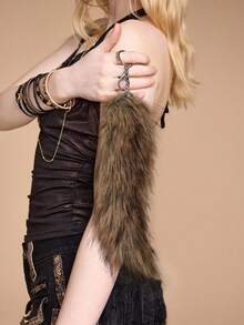 ROMWE 1pc Random Color Y2K Soft Fluffy Ombre Faux Fox/Wolf Tail Keychain, Vintage Grunge Goth Aesthetic, Suitable For Women, Girls, Girlfriends, Daily Wear, Holiday Gift - Multicolor - View 4