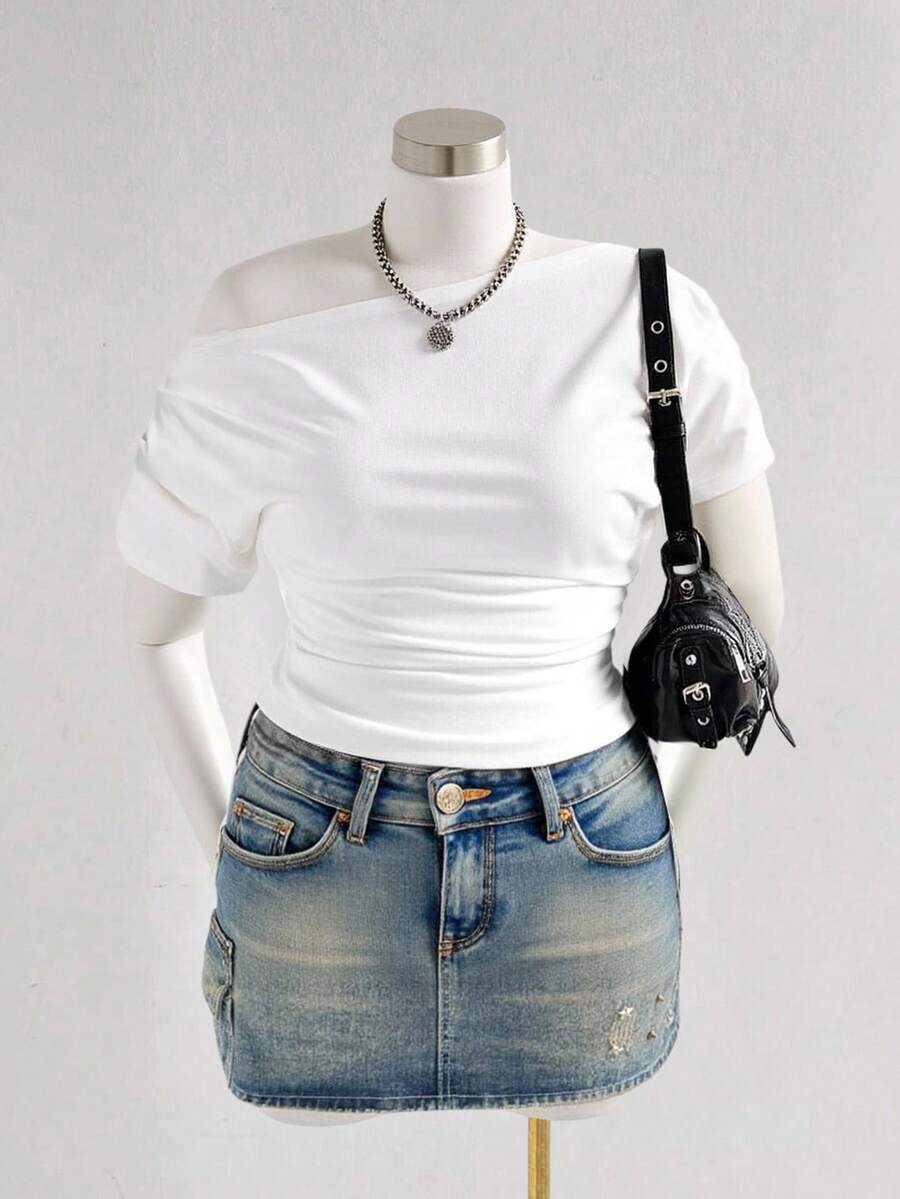 SHEIN MOD 大码女款黑白条纹纹理不对称肩部针织上衣，黑白条纹图案，收腰，褶皱侧袖，休闲时尚，夏季 T 恤