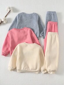 Cozy Pixies Bộ 6 áo nỉ cổ tròn tay dài họa tiết chữ cái cổ điển cho bé gái kèm quần jogger cạp chun - Hồng - Xem 2
