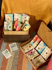 Cirelle 尼泊尔手工 Lokta 纸质笔记本 - 小叶和花瓣日记本，100 种随机颜色，天然草本植物封面，用于写作和旅行的美学日记本 - 彩色 - 查看 4