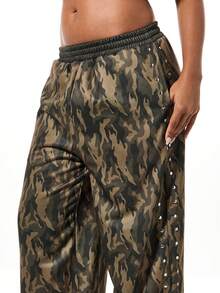 SUMWON WOMEN 女士宽松运动裤，迷彩印花，金属铆钉装饰，休闲街头风长裤 - 棕色 - 查看 5