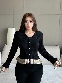 Dazy Plus 撞色拼布 V 领紧身袖荷叶边下摆优雅大码女式开衫，秋冬 - 黑色 - 查看 7