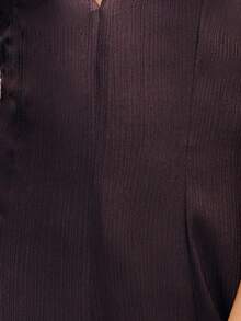 Nöista Bộ jumpsuit màu nâu này có thiết kế cổ chữ V sâu và ống quần rộng, mang đến vẻ thanh lịch vượt thời gian. Được làm từ chất liệu satin mềm mại, đây là lựa chọn hoàn hảo cho bữa tối Lễ Tạ ơn, trang phục sinh nhật hoặc các sự kiện trang trọng. Một điểm nhấn nổi bật trong tủ đồ mùa xuân của phái nữ. - Màu tím - Xem 6