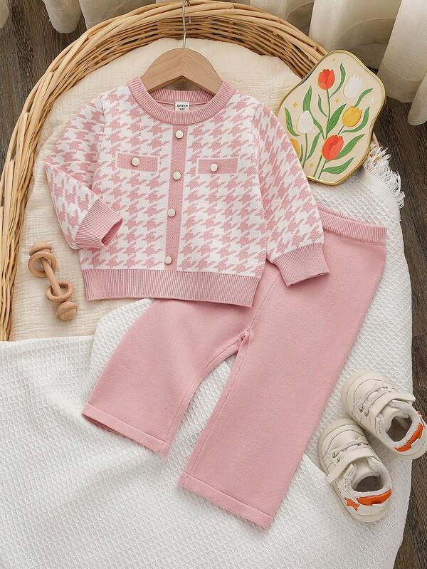 SHEIN Baby Girl Elegant Houndstooth Cardigan And Knit Pants, Versatile For Parties, Outings And Everyday Wear Baby Set Autumn Winter Season Baby Girl Warm Sets Toddler Two Piece Sets Baby Girl Clothes Spring Fall Two Piece Winter Outfits For Toddler Girl Baby Girl Knitted Outfits Baby Girl Warm Sets Baby Sweater Sets Two Piece Winter Outfits For Toddler Girl Knit Two Piece Toddler Baby Knitted Outfit Baby Set Autumn Winter Season Baby Girl Sweaters Set Two Piece Winter Outfits For Toddler Girl Knit Two Piece Toddler