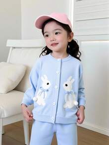 SHEIN Vintaside Kids 这款少女休闲可爱的蓝色连衣裙,饰有兔子图案和蝴蝶结装饰,包含一件针织开衫和一条针织阔腿裤。柔软舒适,适合日常生活、旅行、度假、居家、幼儿园、开学、聚会等各种场合,是秋冬季节的百搭单品,长袖长裤款式,也适合春冬季节穿着,是节日女孩的理想选择。 - 淺藍色 - 查看 7