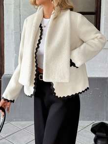 Chiquease Bộ đồ len lông cừu mềm mại, sang trọng dành cho nữ mùa thu đông 2025 (Áo khoác ngoài đa năng + Khăn choàng chần bông dày dặn) – Thêu tinh xảo, điểm nhấn nút trắng sắc nét & túi bên hông tiện dụng, một món đồ ấm áp thiết yếu cho tủ đồ khi đi làm & mặc thường ngày - Màu be - Xem 5