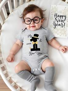 Pelele de punto con estampado de letras del Año Nuevo 2026 de manga corta y cuello redondo para bebé recién nacido niño/niña unisex de 3M-12M, ropa infantil, pelele para bebé e infante, pelele para niño, minimalista casual, pelele gráfico, para ir y venir, vacaciones, fiesta de Año Nuevo, apto para primavera/verano, 3M-24M