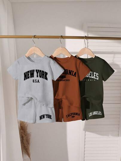 SHEIN Streecool Kids Conjunto casual de 6 piezas de camiseta de manga corta con cuello redondo y pantalones cortos con estampado de letras de Nueva York para niños pequeños, gris*1, marrón*1, verde del ejército*1