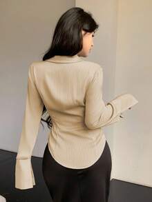 Celisse 女式条纹缎面翻领V领系带腰部开衩下摆衬衫 - 卡其色 - 查看 2