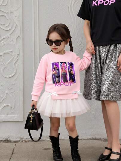 SHEIN Explorewe Toddler Girls' Casual Elegant Sweatshirt Dress, Mesh Hem Design, Cartoon Character & Girl Group Pattern, Comfortable Crew Neck Long Sleeve Hoodie Dress, Suitable For Autumn/Winter/Spring, Casual Outfit For School, Gathering, Outdoor, Photography, Holiday, Gift,KPOP Graphic Print