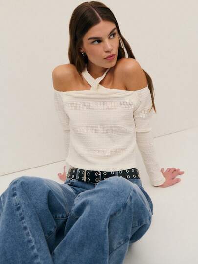 Nöista 柔和奶油色罗纹露肩针织上衣，饰有精致镂空条纹和扭纹挂脖领口细节。是春季轻松叠穿的理想之选，也是秋冬季凉爽天气叠穿的灵感与舒适之选，也是万圣节季节性装扮或圣诞节和新年假期计划的百搭单品。