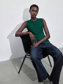 Maija Top de Tricô Feminina com Decote Redondo e Sem Mangas, com Decoração de Botão Metálico, Suéter Básico para Uso Urbano, Casual Business, Uso no Escritório, Elegante para Festa de Natal, Confraternização de Ano Novo