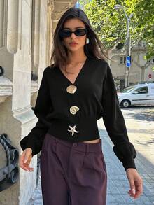 Aloruh 女士秋冬新款海星贝壳深V灯笼袖黑色不对称金属纽扣开衫毛衣 - 黑色 - 查看 7