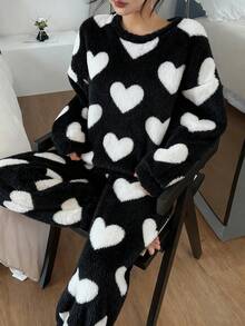 SHEIN 女士可爱爱心图案加厚绒毛睡衣套装，长袖上衣和裤子，黑白配色，秋冬爱心印花绒毛睡衣套装，可爱家居服，舒适保暖爱心绒毛睡衣套装 - 黑與白 - 查看 3