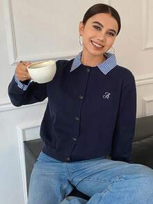 DAZY Cárdigan casual de mujer de manga larga con parches a cuadros y bordado de letras 2 en 1 - Azul Marino - Ver 3
