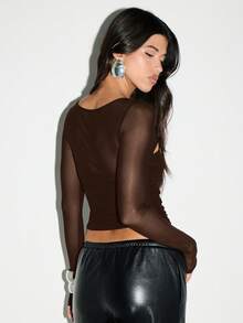 KIZN Top de manga larga con malla, detalle de giro, recorte y mangas transparentes con abertura en el pecho - Marrón Chocolate - Ver 2