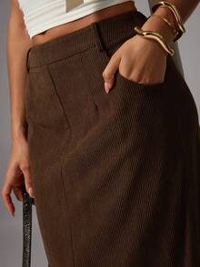 Avenya 棕色灯芯绒及地长裙，优雅时尚，正式场合，适合外出、新年、秋冬季、职场女性、简约百搭、收腰设计、办公室女性、单身派对、通勤、休闲、闺蜜聚会、校园穿着、多种场合、休闲、商务休闲、秋季、万圣节、圣诞节、外出、学术氛围、派对、生日、返校节等场合。 - 棕色 - 查看 2