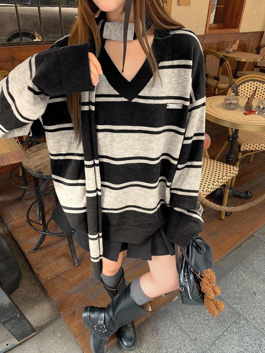 DAZY Kontrast Streifen Metall Logo Locker Sitz V-Ausschnitt Langarm Schal Dicker Lässig Street Style Strickpullover für Frauen, Herbst/Winter - Schwarz - Übersicht 1