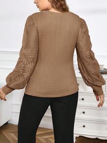 SHEIN Privé Camiseta de manga larga elegante con cuello redondo, parche de encaje y unicolor, talla grande - Caqui - Ver 2