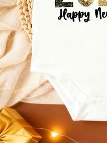 女婴时尚简约2026新年标语黑金字母印花白色短袖连体衣，适合新年宝宝穿着，新年服装，婴儿连体衣，中性婴儿服装 - 白色 - 查看 5