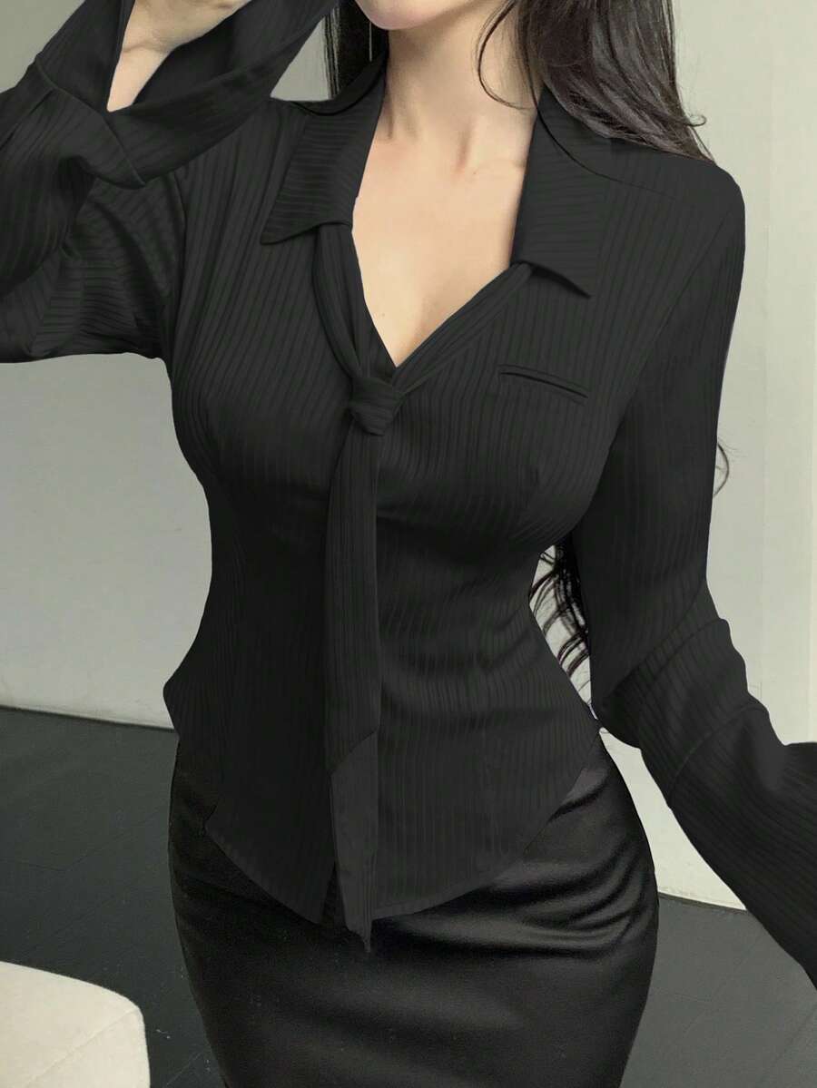 Celisse 女式条纹缎面翻领V领系带腰部开衩下摆衬衫 - 黑色 - 查看 1