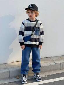 SHEIN 2 Stücke/Set Jungen gestreifter Rundhals Langarm Sweatshirt + Jeans Lässig Outfit, Retro Koreanischer Stil Streetwear passend mit Umhängetasche, geeignet für den täglichen Gebrauch - Schwarz und Weiss - Übersicht 5