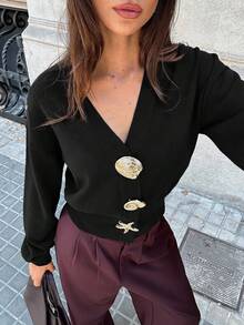 Aloruh 女士秋冬新款海星贝壳深V灯笼袖黑色不对称金属纽扣开衫毛衣 - 黑色 - 查看 6