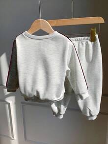 SHEIN 2pcs/Set Kids Young Boy Letter Print Sweatshirt And Sweatpants Set Y2k Rave Vacation Holiday Festival Halloween Christmas Fall Winter Casual Cozy New York Outfit Y2k Rave Vacation Holiday Festival Halloween Christmas Fall Winter Casual Cozy Kids Jogger Sets Children Sweatshirt Set Boys Autumn Winter Casual Two Piece Set New York Outfits Kids Boys Sweatshirt Suit