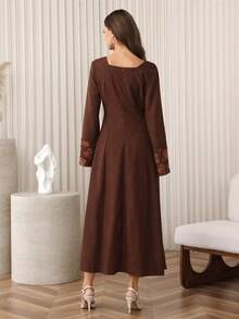 Al Najma Gaun Lengan Panjang Elegan dengan Hiasan Bordir Blok Warna Bertekstur Patchwork dan Aksen Applique di Pinggang, Cokelat Kopi, Musim Gugur/Dingin - Coklat - View 2