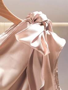 Modelyn 纯色缎面褶裥蝴蝶结修身优雅衬衫，日常及正式场合皆宜。 - 香檳色 - 查看 3