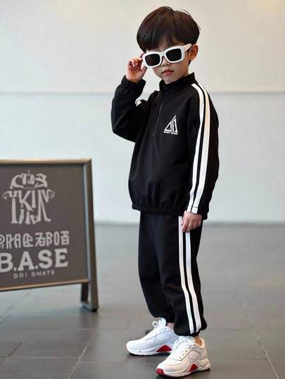 SHEIN 两件套儿童男童休闲韩版宽松抽绳连帽半拉链外套和裤子套装，适合秋冬季外出，也适合上学、花园、海滩、生日、春夏秋冬等场合。