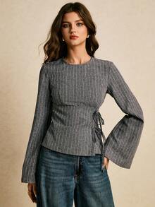 Poéselle Damtopp med rund halsringning och långärmad knytning framtill och grafiskt tryck - Marinblå - Visa 4