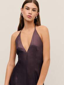 Nöista Bộ jumpsuit màu nâu này có thiết kế cổ chữ V sâu và ống quần rộng, mang đến vẻ thanh lịch vượt thời gian. Được làm từ chất liệu satin mềm mại, đây là lựa chọn hoàn hảo cho bữa tối Lễ Tạ ơn, trang phục sinh nhật hoặc các sự kiện trang trọng. Một điểm nhấn nổi bật trong tủ đồ mùa xuân của phái nữ. - Màu tím - Xem 5