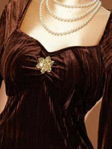 Rometta 女士优雅派对方领长袖褶饰 A 字长裙，金属别针装饰，拉绒提花面料，褶皱纹理，适合秋冬季派对、宴会、郊游、办公室等更多场合 - 咖啡棕 - 查看 7