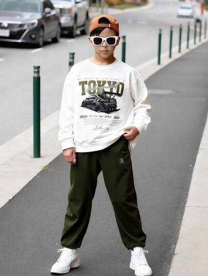 两件套时尚白色连帽衫搭配橄榄绿裤子，打造时尚青春期男孩造型。连帽衫采用绿色印花设计，面料柔软舒适，适合春秋季节穿着，百搭，适合上学和外出。