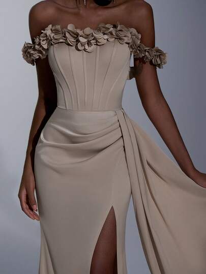 Elitara Elegancka, morelowa, minimalistyczna, błyszcząca satynowa sukienka z odkrytymi ramionami i kwiatowym wzorem 3D, z rozcięciem z boku i dekoltem syreny, idealna na każdą formalną okazję, na ukończenie szkoły, wesele, galę