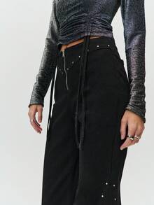 Nöista 高腰喇叭裤，前片和侧缝处饰有金属铆钉。采用简洁的腰带和外露拉链设计，结构感十足，外观大胆流畅，带有复古气息。 - 黑色 - 查看 9