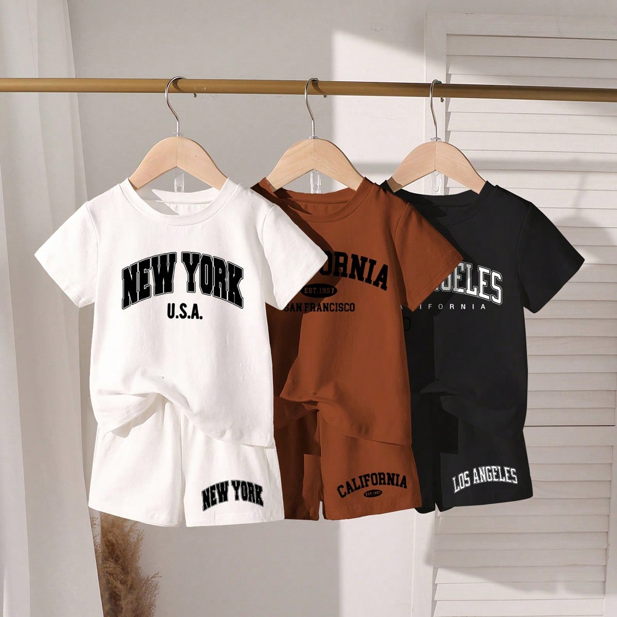 Conjunto casual de 6 piezas para niños pequeños: 1 camiseta de manga corta con cuello redondo y estampado de letras y 1 pantalón corto en blanco, 1