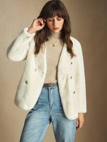 BizChic 2025 Automne/Hiver Manteau en fausse fourrure de vison à col en V, à double boutonnage avec boutons métalliques et poches latérales. Style vintage chic pour un look urbain et décontracté, idéal pour les fêtes de Noël, du Nouvel An, d'Action de grâce, les sorties, les mariages, les concerts, les brunchs et les voyages en avion.