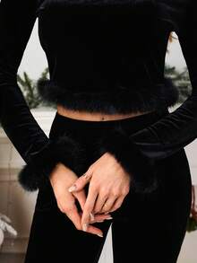 Gownix 1 套女式天鹅绒上衣，带毛皮饰边袖口和下摆 + 天鹅绒喇叭裤，时尚优雅，适合派对 - 黑色 - 查看 7