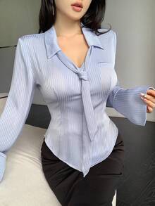 Celisse 女式条纹缎面翻领 V 领系带腰部开衩下摆衬衫 - 藍色 - 查看 6