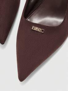CUCCOO BIZCHIC 女款百褶金屬字母標記尖頭細高跟鞋 簡約知性通勤約會低鞋幫穿搭鞋 - 棕色 - 查看 8