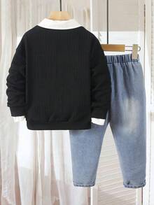 SHEIN 4-7 岁男童两件套服装，采用纹理针织圆领运动衫和仿口袋牛仔裤，休闲简约设计，适合上学、旅行、节日派对和日常穿着 - 黑色 - 查看 2