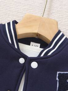 SHEIN Playful Pals 男婴棒球夹克裤套装（2件套），海军蓝针织纹理保暖内衬开襟棒球领插肩袖夹克，印有国王图案并绣有字母K，搭配白色针织条纹弹力腰休闲裤，适合假日、圣诞节等场合，是男婴必备的棒球运动服套装，包括男婴棒球夹克套装、男婴棒球服和男婴棒球夹克套装。